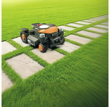 Een robotmaaier op een gazon