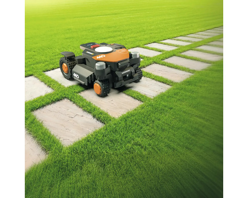 Een robotmaaier op een gazon