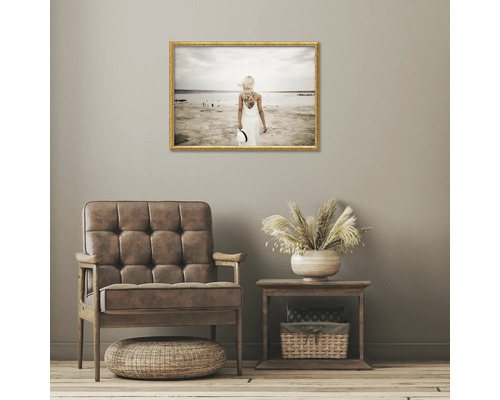 Decoratieve woonkamer met fauteuil, tafel en ingelijste strandfoto