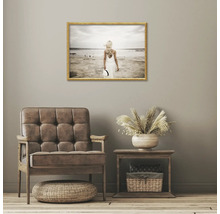 Decoratieve woonkamer met fauteuil, bijzettafel en ingelijste afbeelding