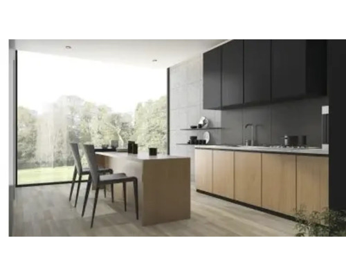 Lichte keuken met kookeiland, stoelen en keukenkasten