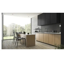 Moderne keuken met keukenkasten, kookeiland en stoelen