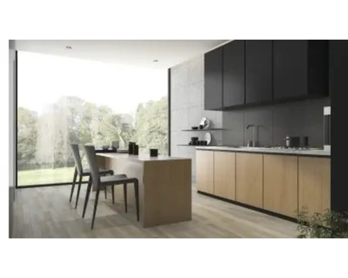 Moderne keuken met keukenkasten, kookeiland en stoelen