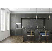 Moderne keuken met grijze kasten, een kookeiland en barkrukken.