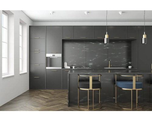Moderne keuken met grijze kasten, een kookeiland en barkrukken.