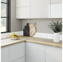 Keukenscène met werkblad, kasten en decoratie