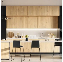 Moderne keuken met houten kasten, kookeiland, werkblad en barkrukken.