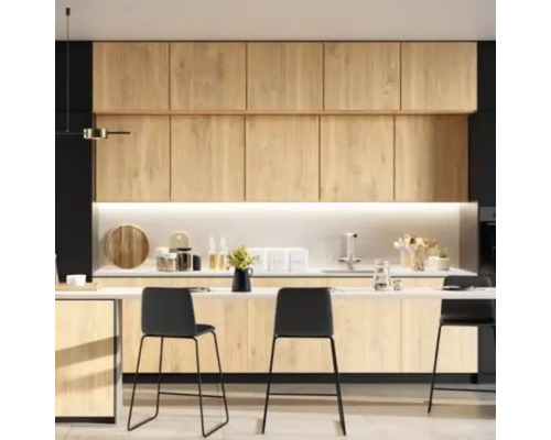 Moderne keuken met houten kasten, kookeiland, werkblad en barkrukken.