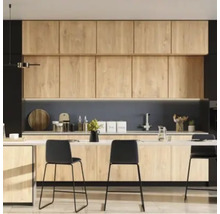 Moderne keuken met houten kasten, werkblad en barkrukken.