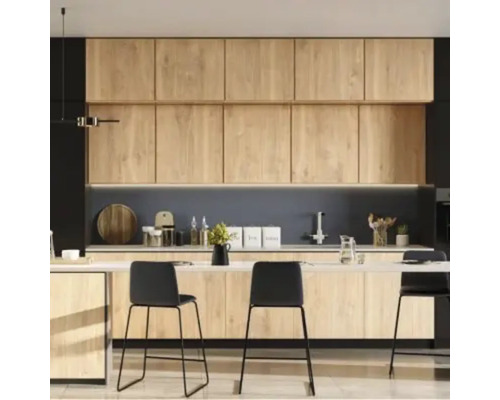 Moderne keuken met houten kasten, werkblad en barkrukken.