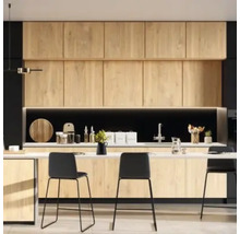 Moderne keuken met houten fronten, werkblad en barkrukken.