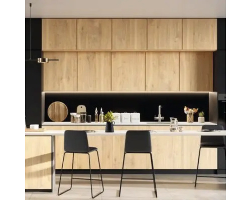 Moderne keuken met houten fronten, werkblad en barkrukken.