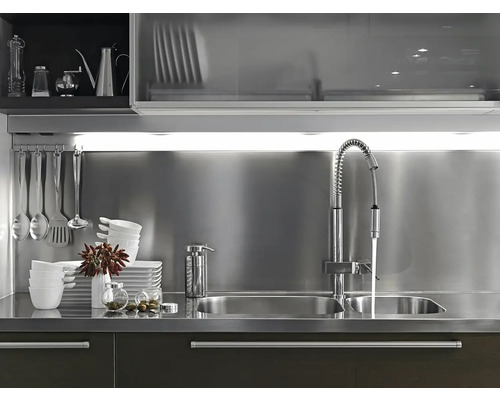 Moderne keuken met gootsteen, kraan en keukengerei op het aanrecht