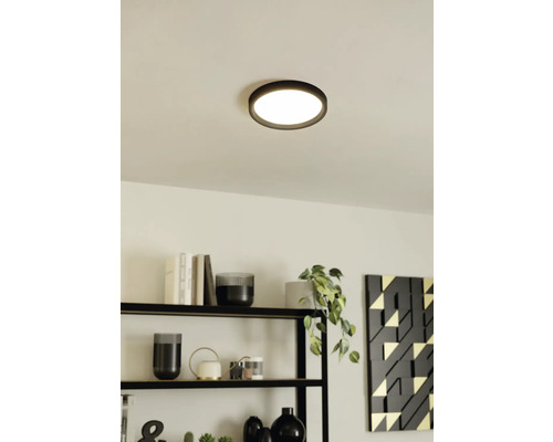 Ronde plafondlamp aan het plafond