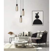 Woonkamer met hanglampen, fauteuil en decoraties
