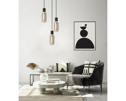 Woonkamer met hanglampen, fauteuil en decoraties
