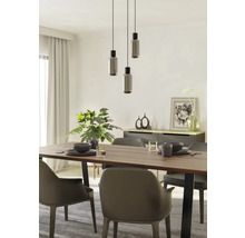 Eetkamer met houten tafel, stoelen en hanglampen