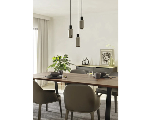 Eetkamer met houten tafel, stoelen en hanglampen