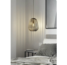 Hanglamp met houten lamellen boven een bed