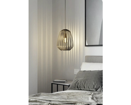 Hanglamp met houten lamellen boven een bed