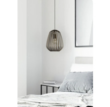 Houten hanglamp in de slaapkamer