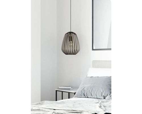 Houten hanglamp in de slaapkamer