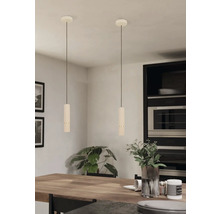 Twee hanglampen boven een houten tafel in een lichte kamer.