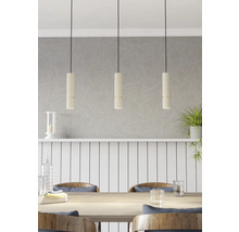 Drie hanglampen boven een eettafel in een eetkamer