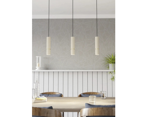 Drie hanglampen boven een eettafel in een eetkamer