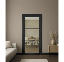 Zwarte binnendeur met glazen paneel in een woonkamer