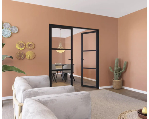 Woonkamer met zwarte binnendeuren, fauteuils en decoratie