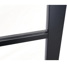 Detail van een zwart metalen raamkozijn