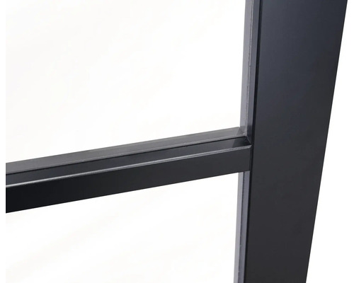 Detail van een zwart metalen raamkozijn