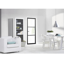 Lichte ruimte met rek, stalen deur met glazen inzet, tafel en stoelen