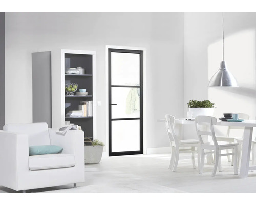 Lichte ruimte met rek, stalen deur met glazen inzet, tafel en stoelen