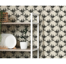 Behang met bloemmotief op wand met plank