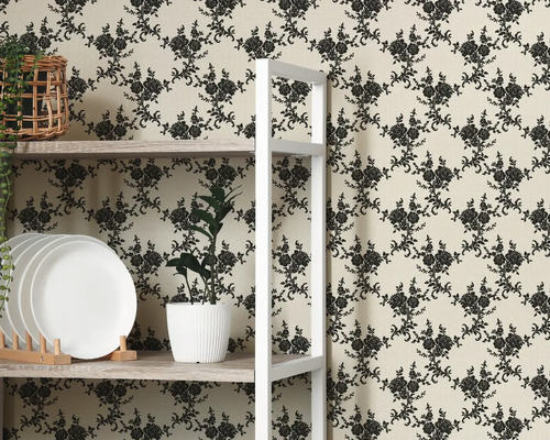 Behang met bloemmotief op wand met plank