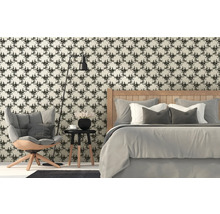 Slaapkamer met bloemenbehang, bed, fauteuil en vloerlamp