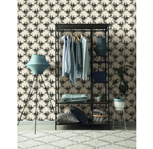 Inrichtingsvoorbeeld met kledingrek, vloerlamp en behang met motief voor een stijlvolle sfeer.