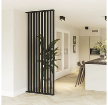 Houten latten scheidingswand in een lichte woonkamer met kitchenette.