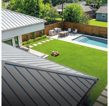 Overzicht van een tuin met robotmaaier, zwembad en barbecueplaats