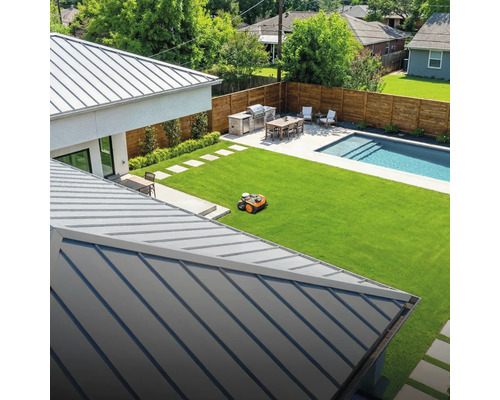 Overzicht van een tuin met robotmaaier, zwembad en barbecueplaats