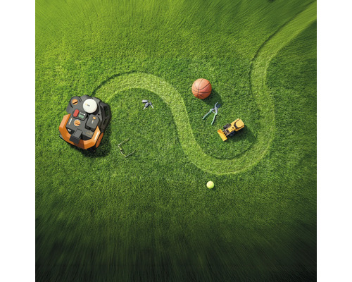 Grasveld met robotmaaier, basketbal, snoeischaar, speelgoedgraafmachine, tennisbal, sleutels en bril