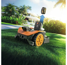 Worx robotmaaier met batterij op gazon voor huis