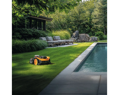 Robotmaaier in gebruik op een gazon naast een zwembad