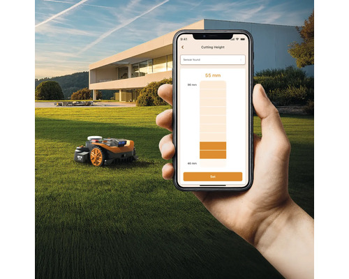 Een robot grasmaaier op een gazon wordt bediend via een smartphone app.