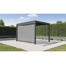 Pergola met zijelement als zonwering in de tuin