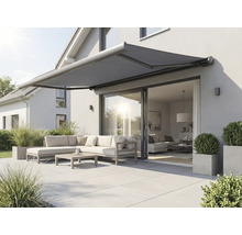 Terras met uitgeschoven zonnescherm, tuinmeubelen en beplanting