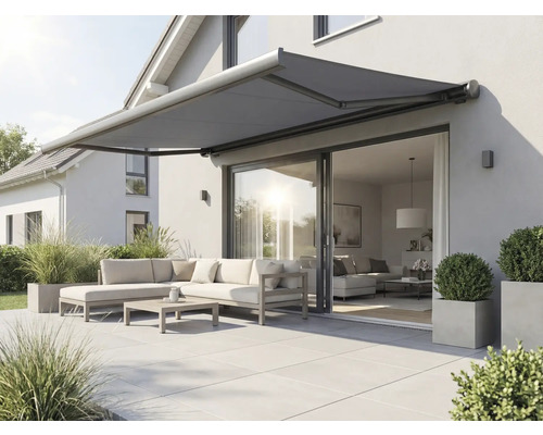 Terras met uitgeschoven zonnescherm, tuinmeubelen en beplanting