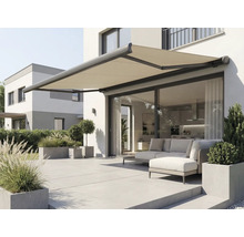 Uitgeschoven knikarmscherm aan een huisgevel boven een terras met tuinmeubilair.